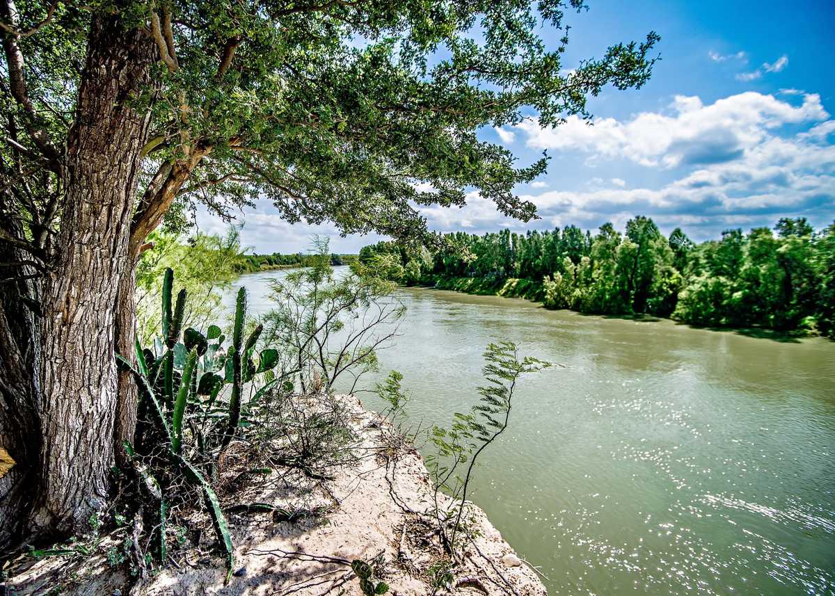 rio grander dividing border between usa and mexico