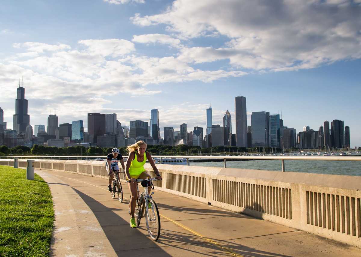 Chicago,USA-august 13,2013:many athletes practice running and biking on the number of bike lanes Chicago at sunset